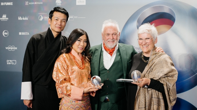Nachhaltigkeitspreis unter anderem für Primavera Life und Bhutan - I.K.H. Prinzessin Dechan Yangzom Wangchuck, Schwester des Königs von Bhutan (2.v.l.), Kurt Nübling (Mitte) und Ute Leube (rechts) von Primavera freuen sich über die Auszeichnung ihrer langjährigen Partnerschaft - Quelle: Darius Misztal/Primavera Life